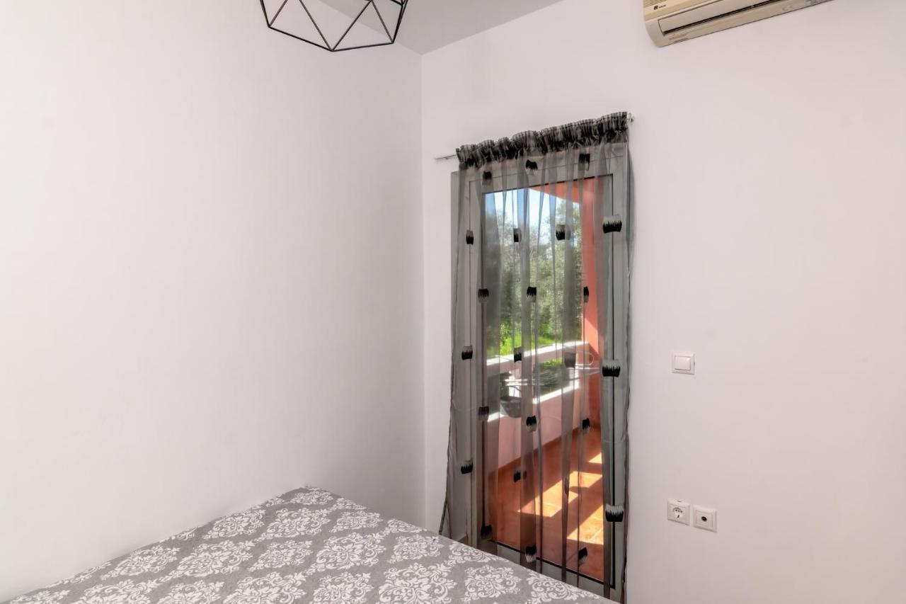Bona'S Guest House Agia  エクステリア 写真