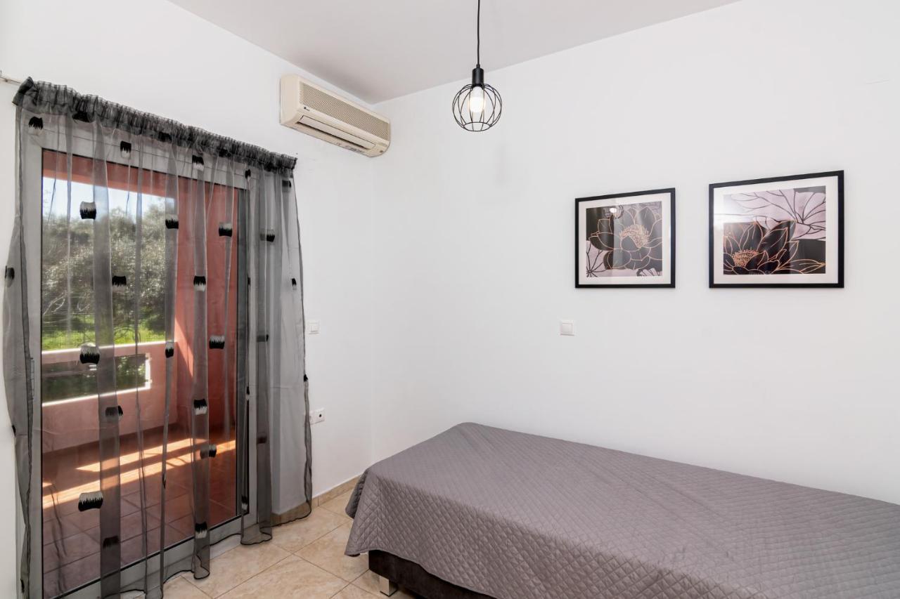 Bona'S Guest House Agia  エクステリア 写真